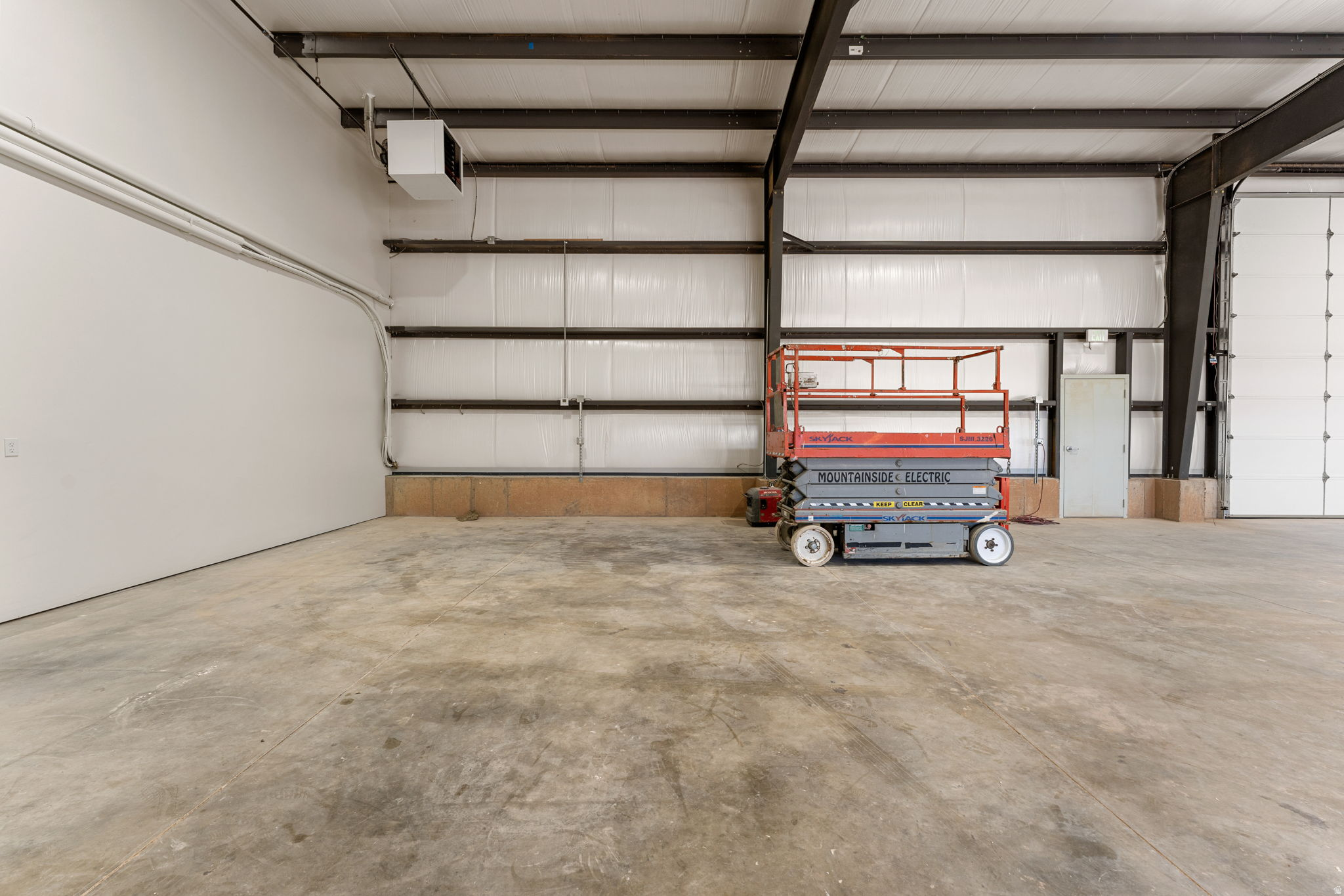 DIAMONTI INDUSTRIAL SUBDIVISION - Commercial Lease