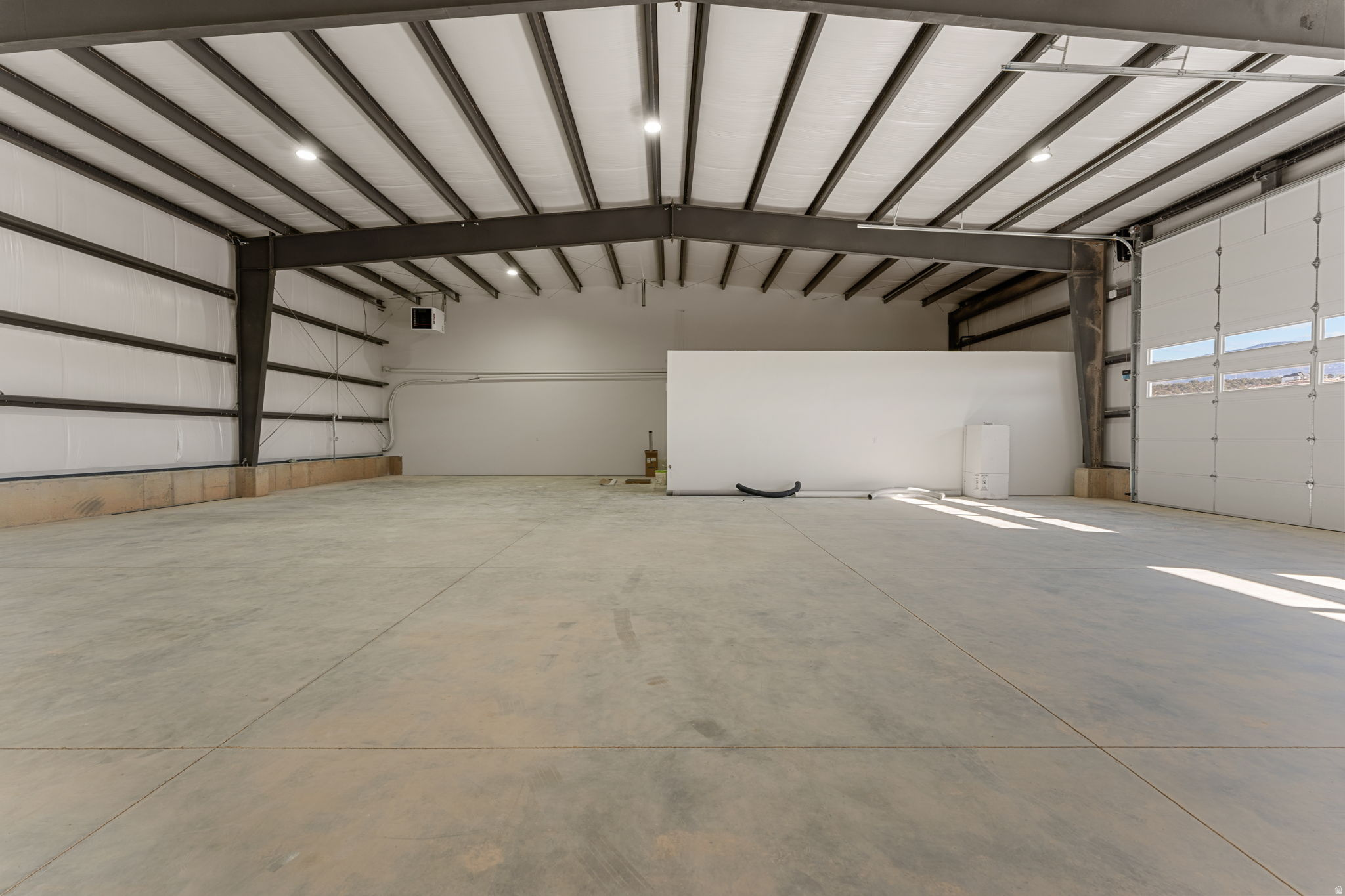 DIAMONTI INDUSTRIAL SUBDIVISION - Commercial Lease