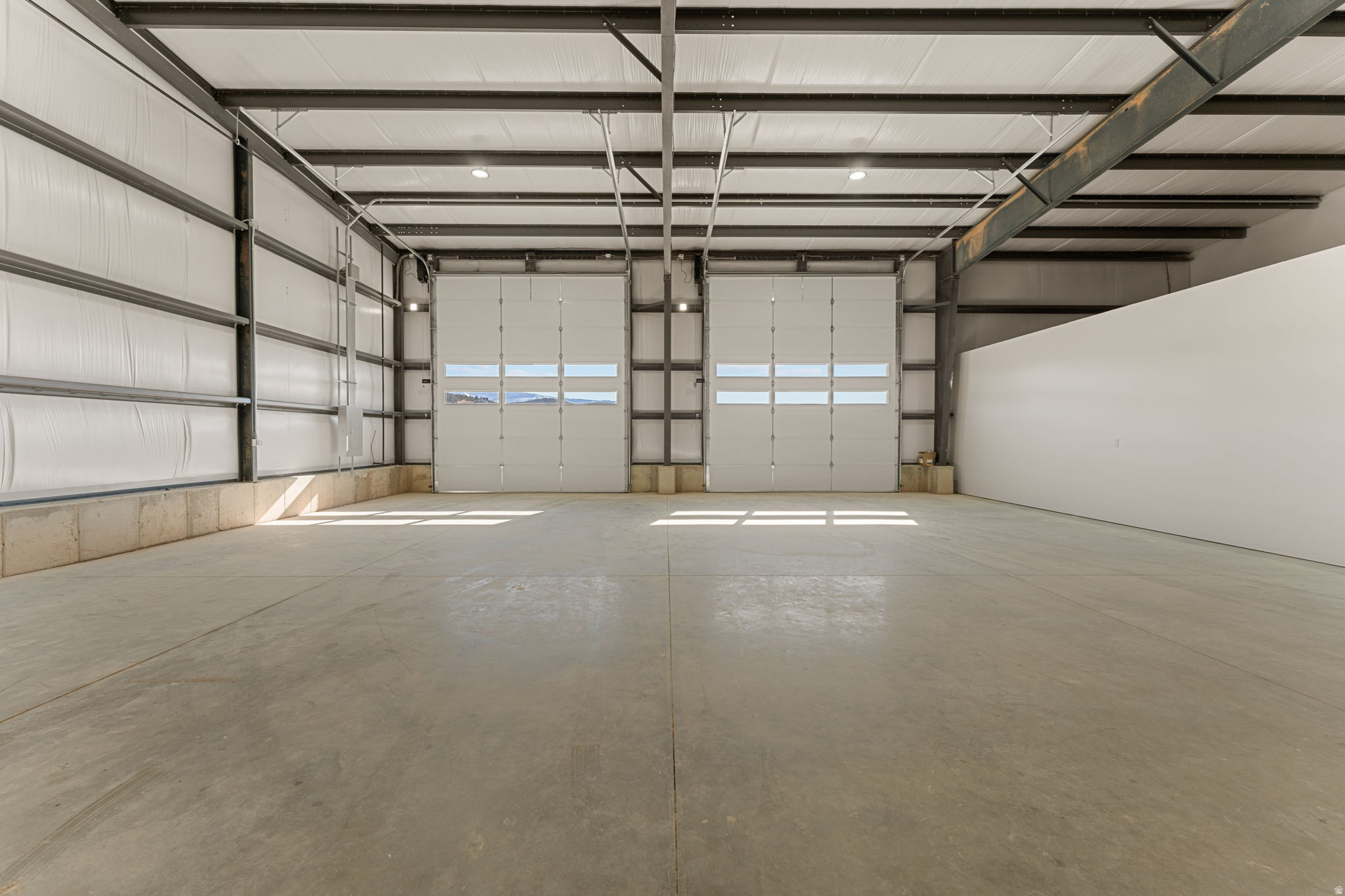 DIAMONTI INDUSTRIAL SUBDIVISION - Commercial Lease