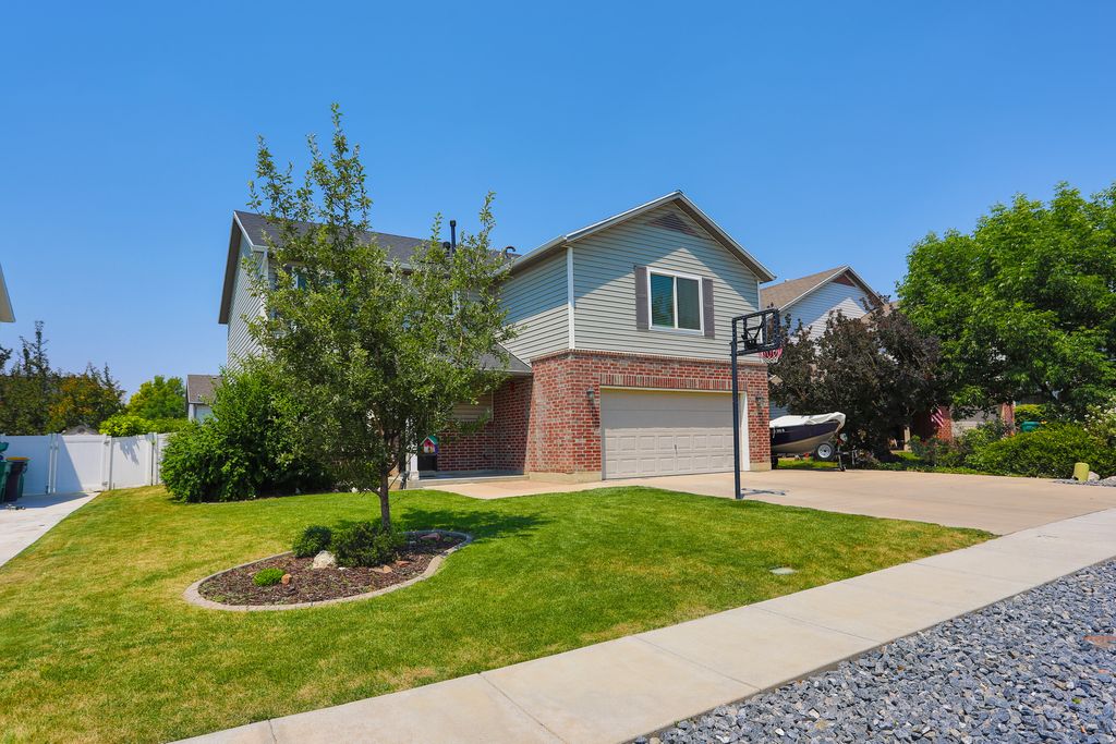 Photo of 1952 S 725 E, Clearfield, UT 84015 (MLS # 2167770)