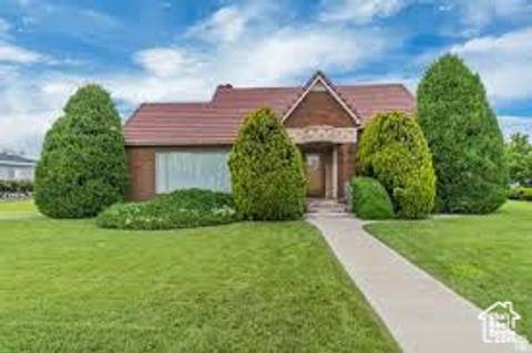 Photo of 687 N MAIN ST, Spanish Fork, UT 84660 (MLS # 2115849)
