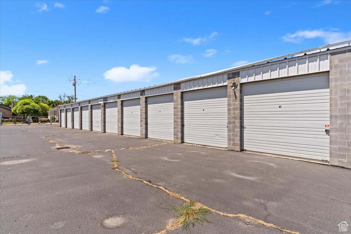 ADVANCE STORAGE - Commercial Sale