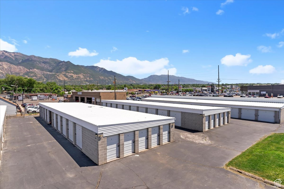 ADVANCE STORAGE - Commercial Sale