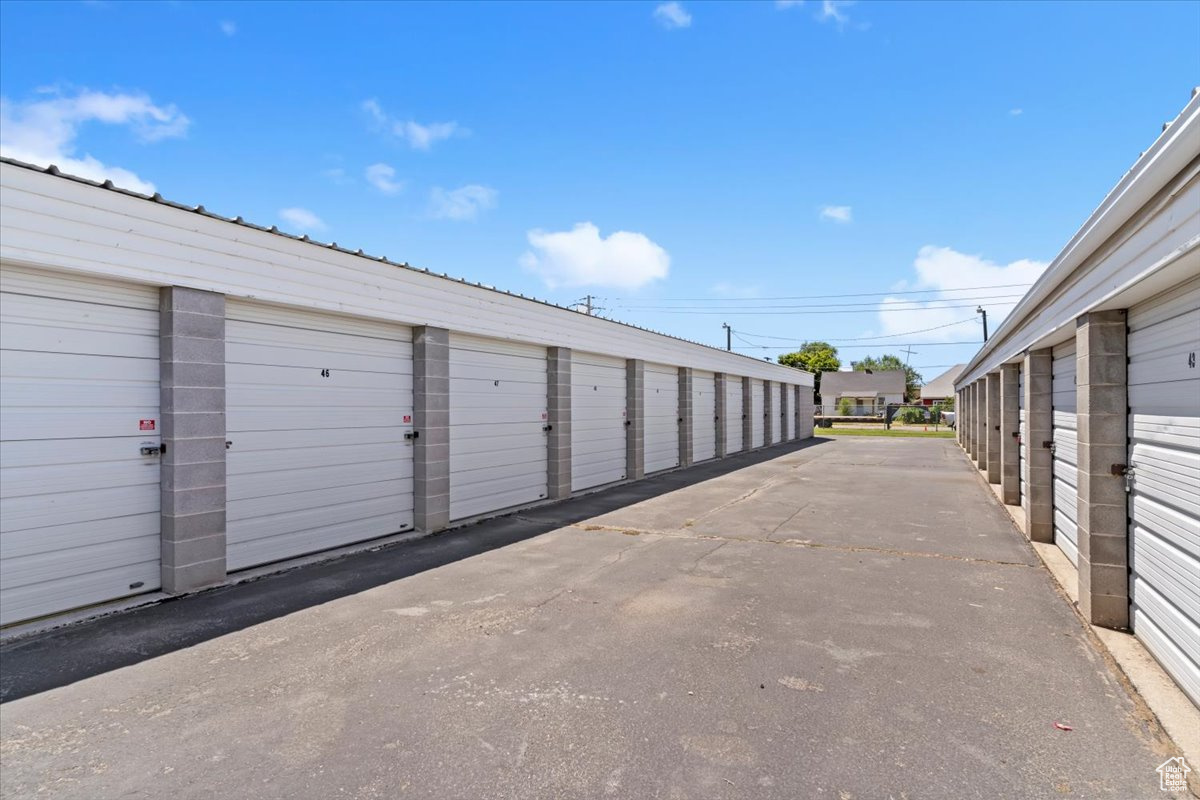 ADVANCE STORAGE - Commercial Sale