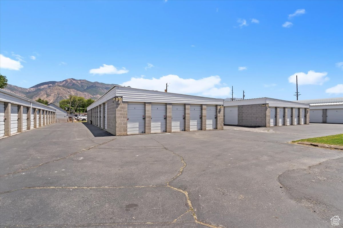 ADVANCE STORAGE - Commercial Sale