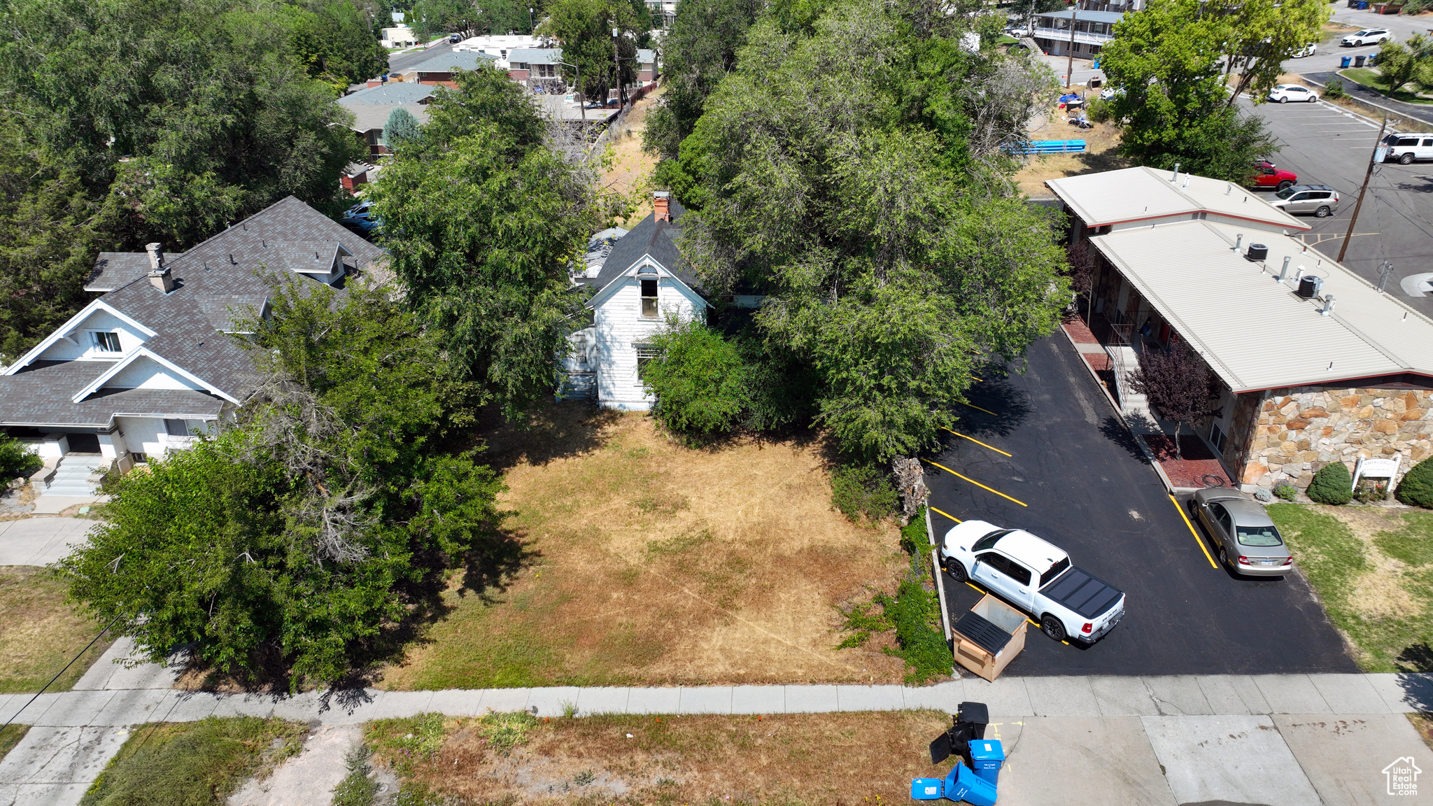 Main image without alt text