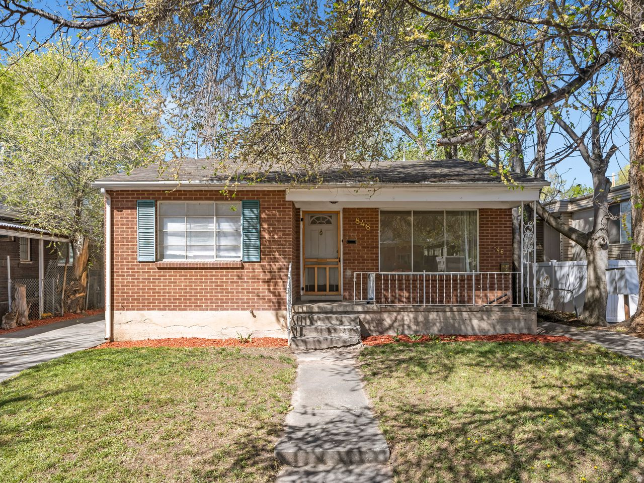 Main image without alt text