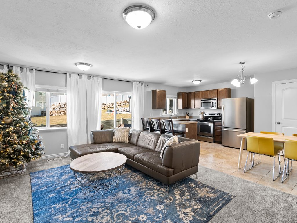 Photo of 2043 N BELMONT DR, Saratoga Springs, UT 84045 (MLS # 2126730)