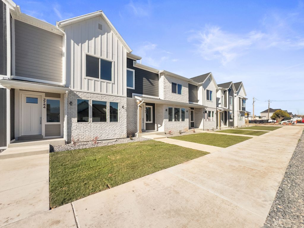 Photo for 2744 S ALLISON WAY #211, Syracuse, UT 84075 (MLS # 2120366)