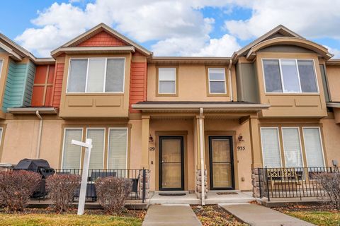 Photo of 929 N FARMINGTON XING, Farmington, UT 84025 (MLS # 2135894)