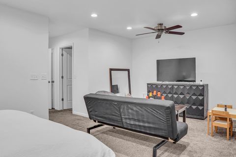 Tiny photo for 929 N FARMINGTON XING, Farmington, UT 84025 (MLS # 2135894)