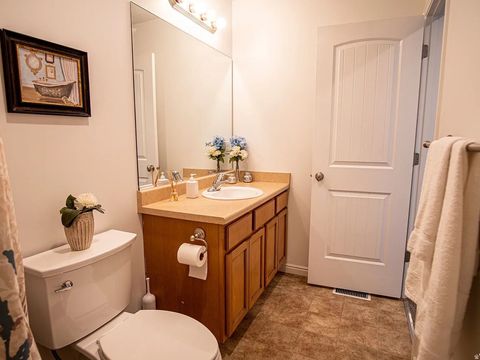 Tiny photo for 929 N FARMINGTON XING, Farmington, UT 84025 (MLS # 2135894)