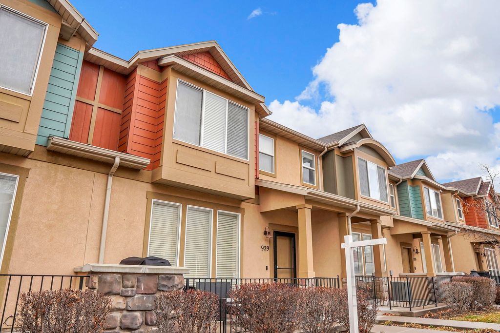 Photo of 929 N FARMINGTON XING, Farmington, UT 84025 (MLS # 2135894)