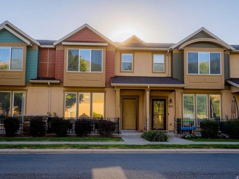 Photo of 929 N FARMINGTON XING, Farmington, UT 84025 (MLS # 2135894)