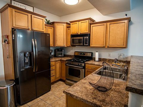 Tiny photo for 929 N FARMINGTON XING, Farmington, UT 84025 (MLS # 2135894)