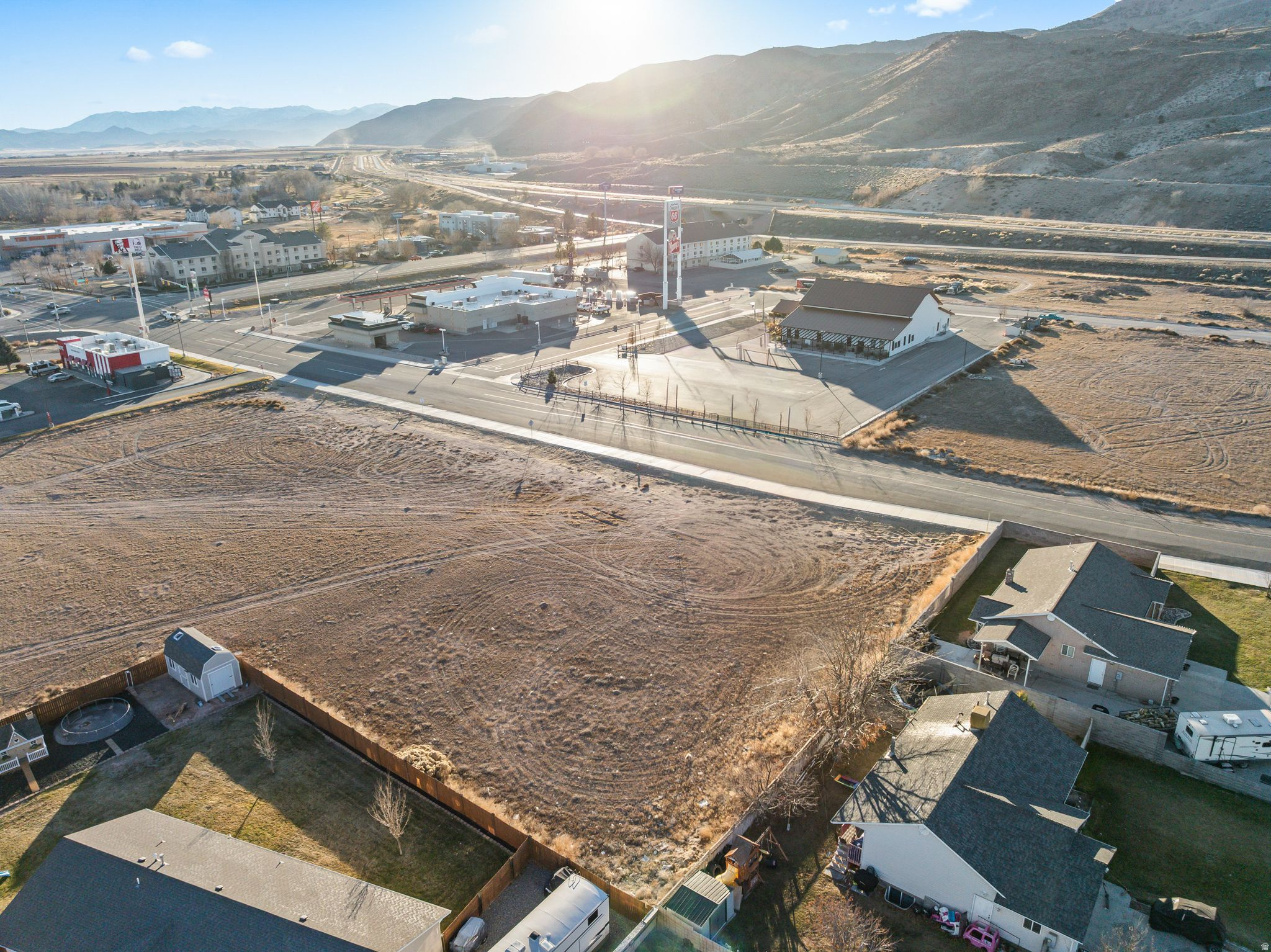 Main image without alt text