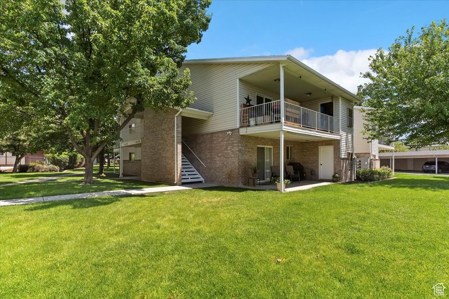 Top floor condo with 2 bedrooms and 2 bathrooms.  There is a covered deck for outdoor living space.  Close to shopping.
