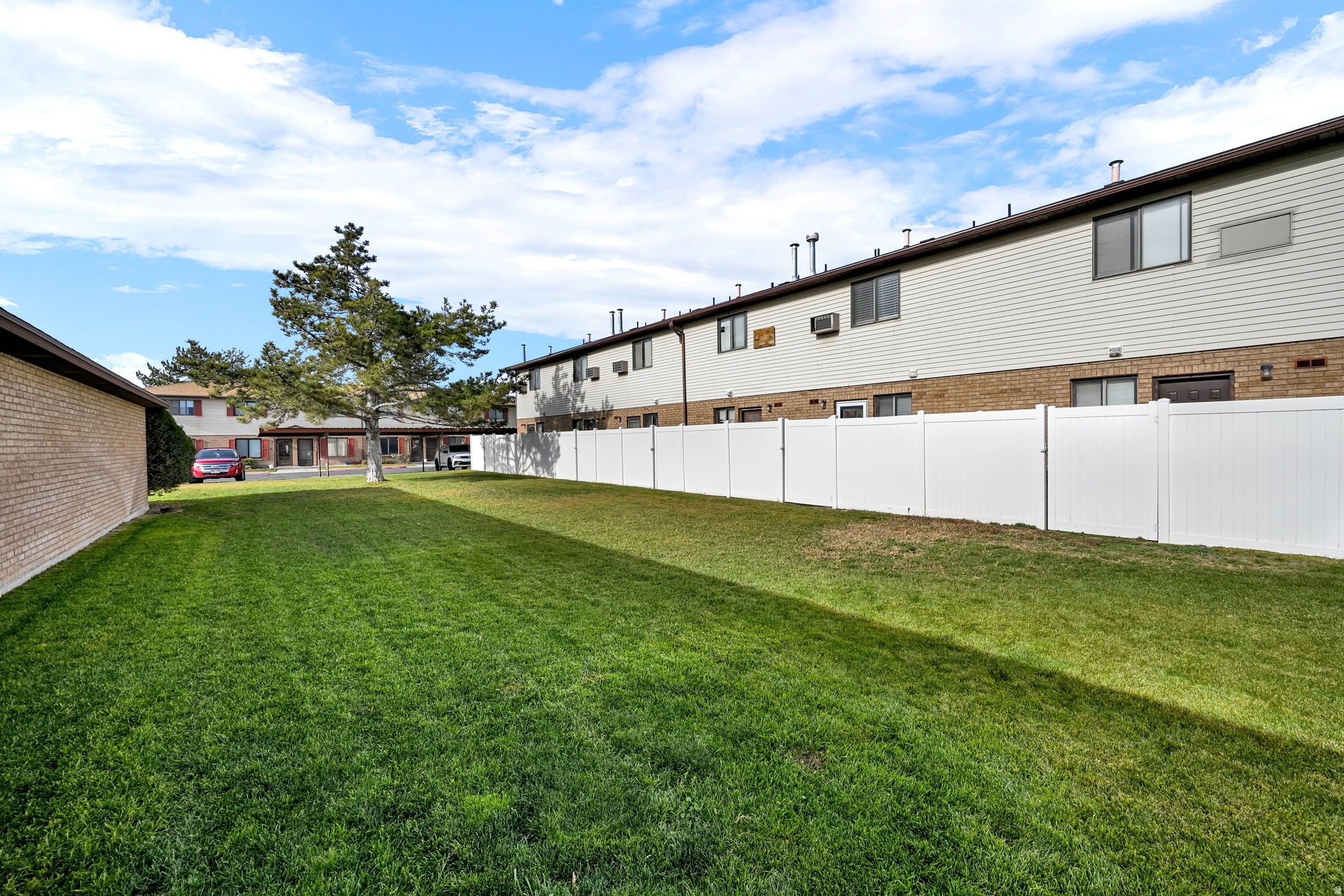 REDWOOD VILL - Residential