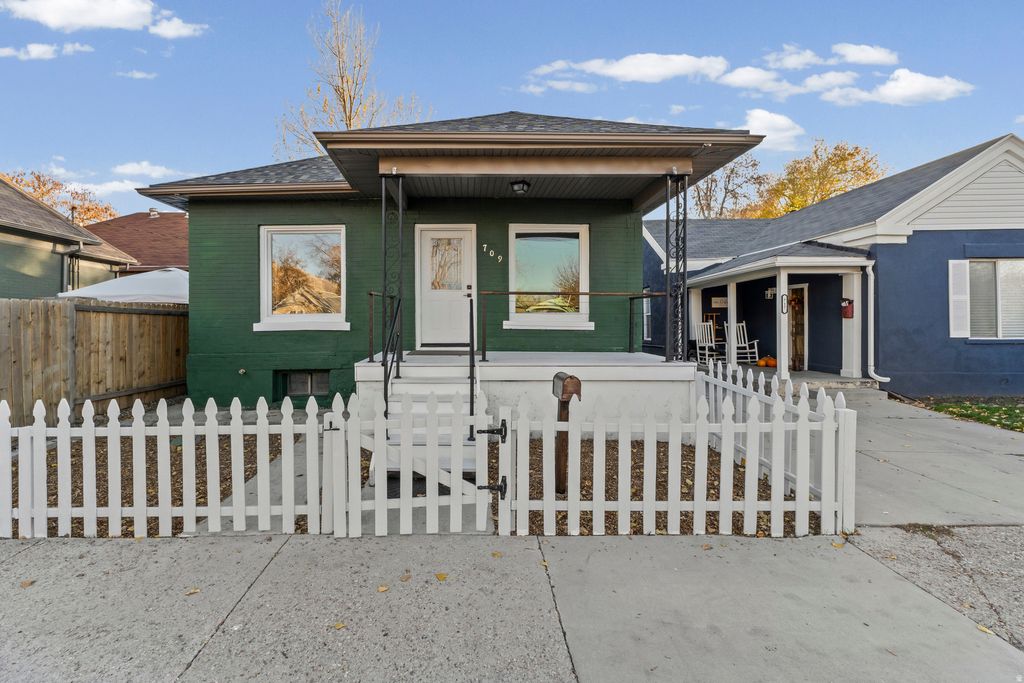 Photo of 709 W 400 N, Salt Lake City, UT 84116 (MLS # 2124228)
