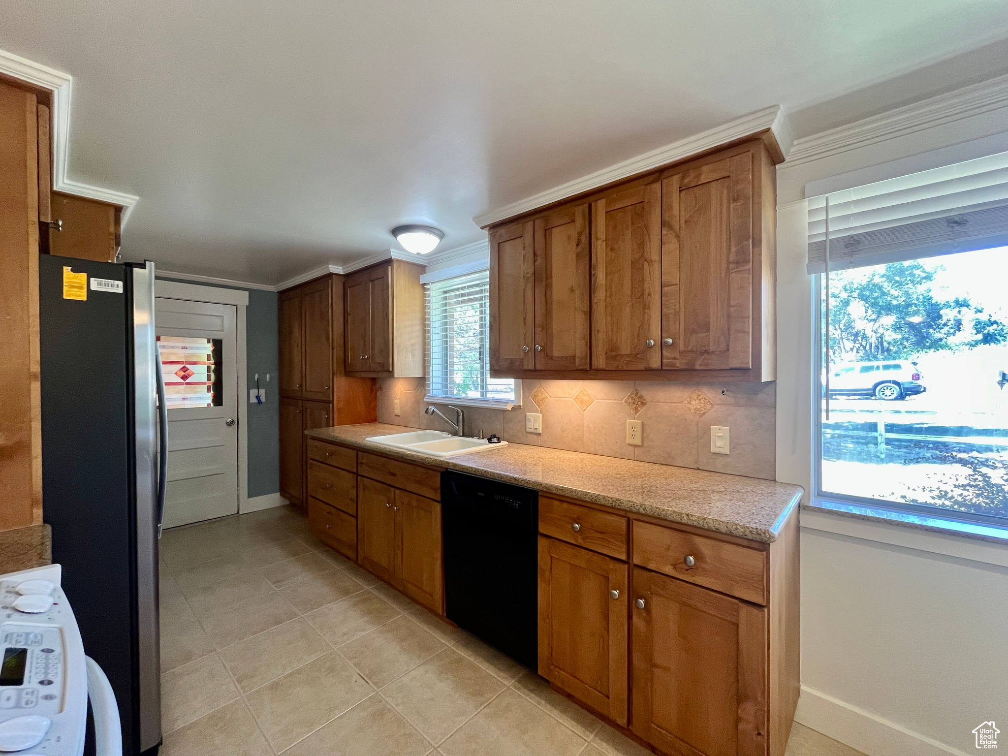 Main image without alt text