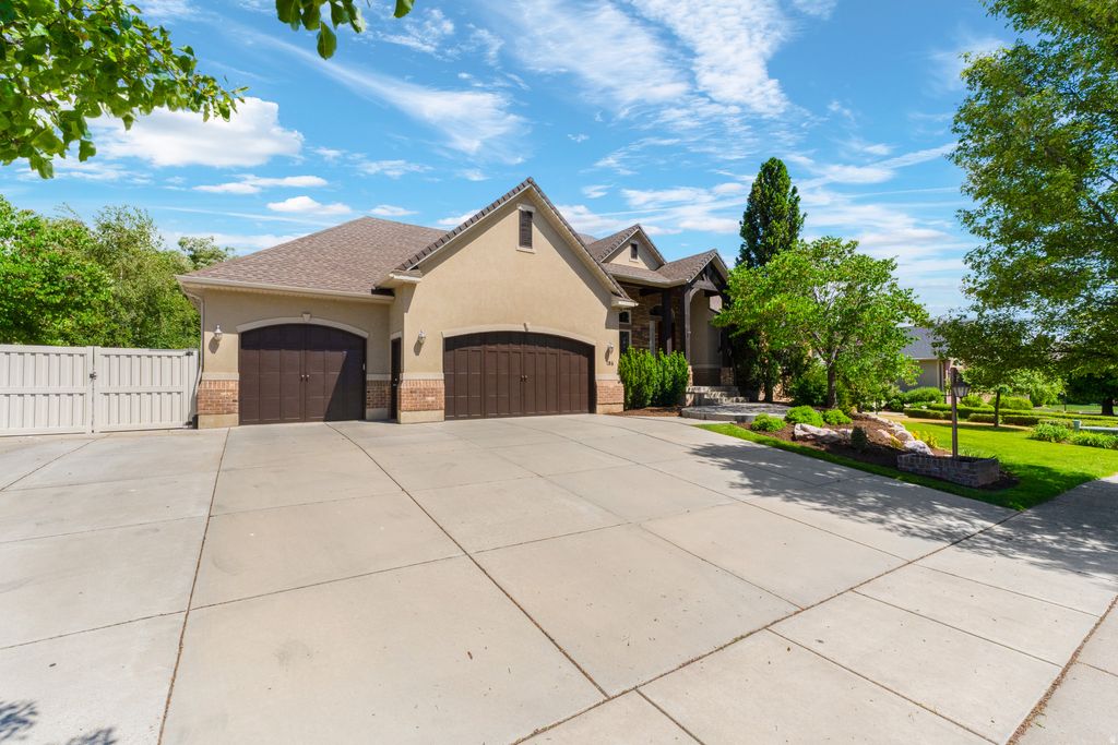 Photo of 186 N MOUNTAIN VISTAS RD, Kaysville, UT 84037 (MLS # 2161630)