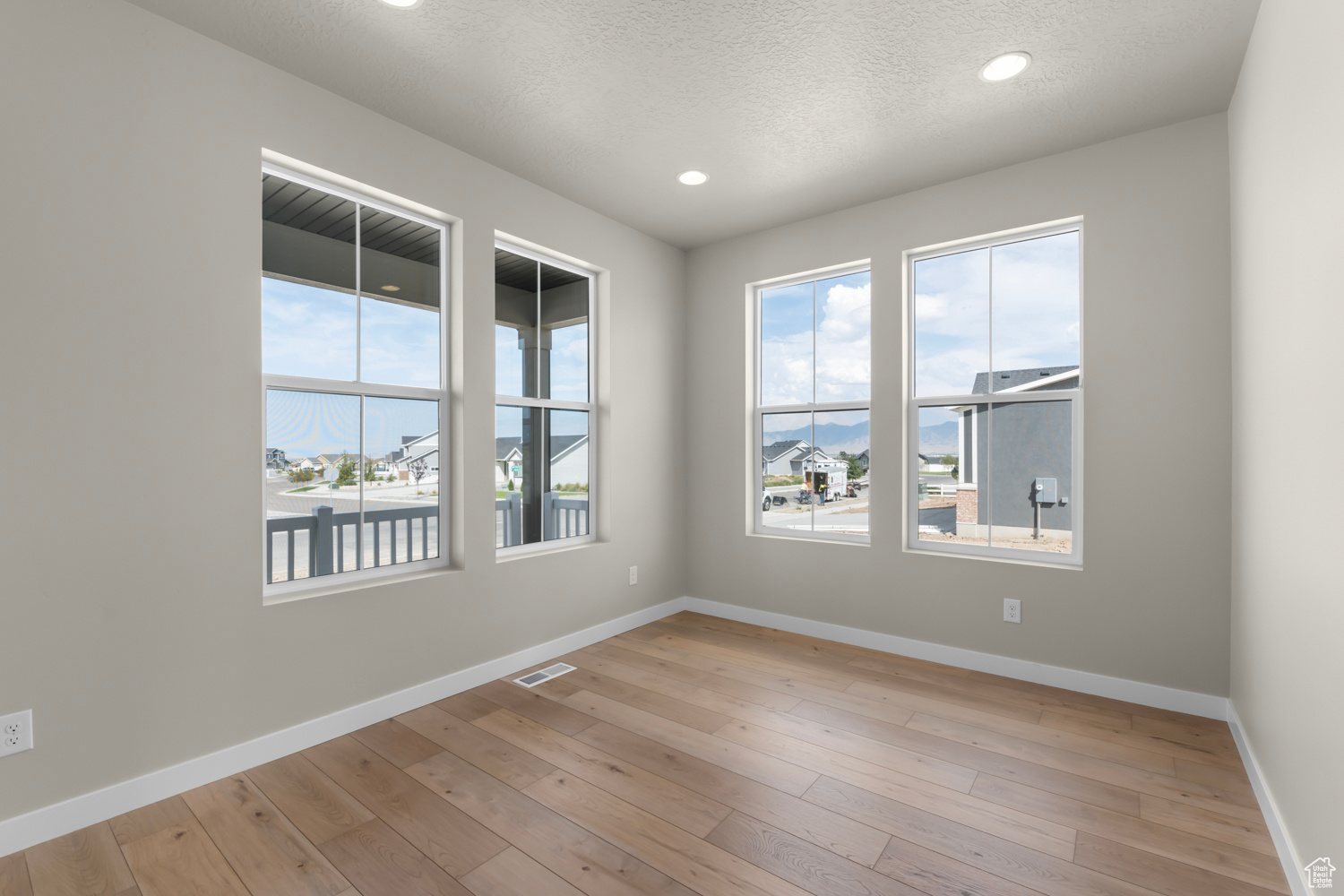 541 W COYOTE RIDGE RD