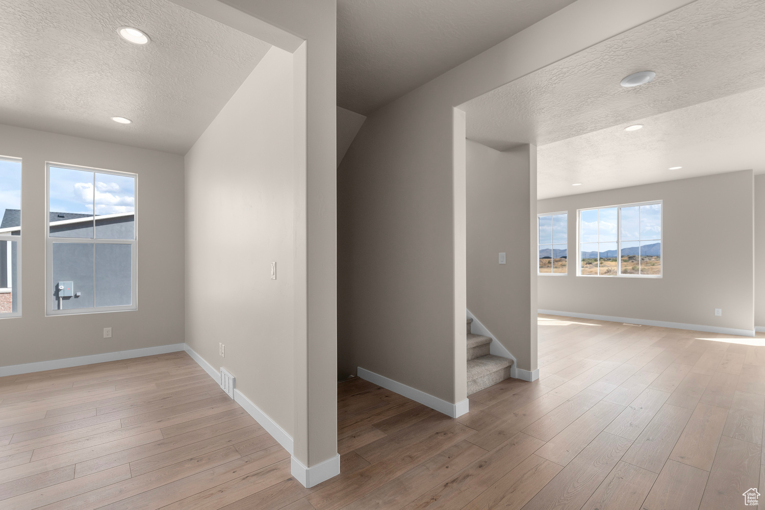 541 W COYOTE RIDGE RD