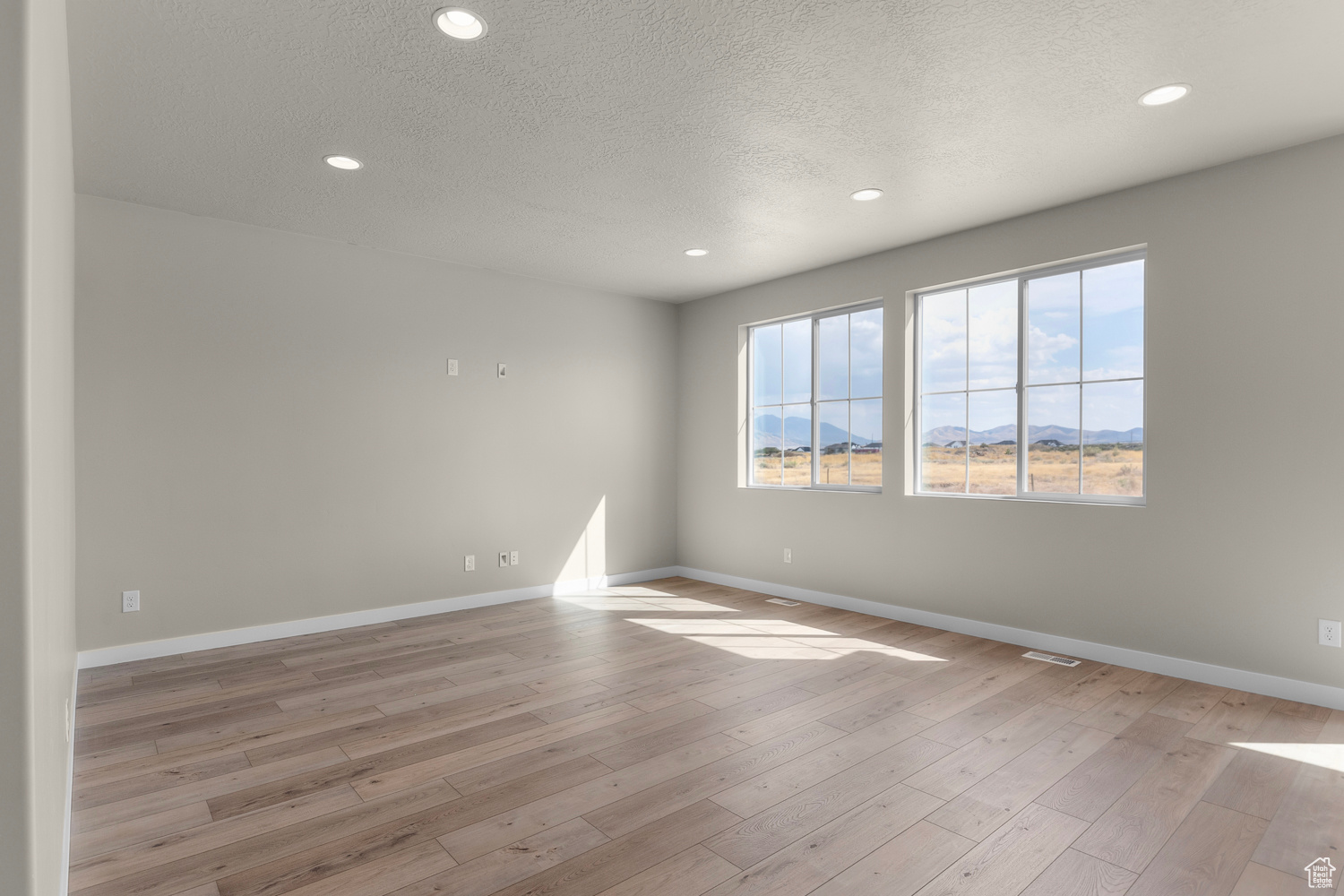 541 W COYOTE RIDGE RD