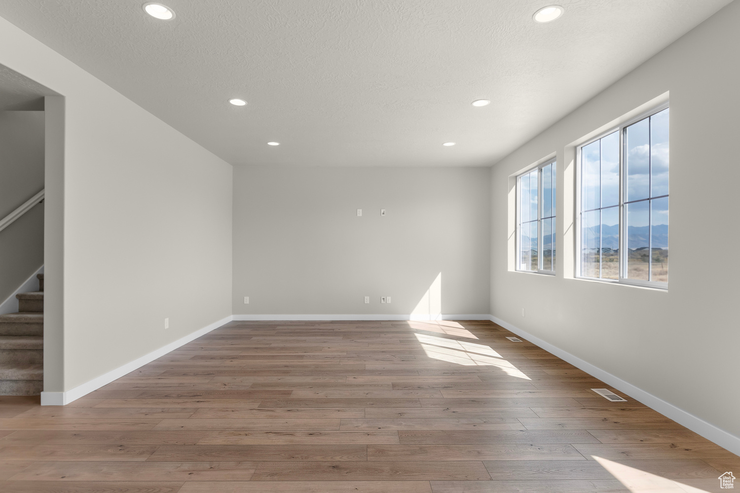 541 W COYOTE RIDGE RD