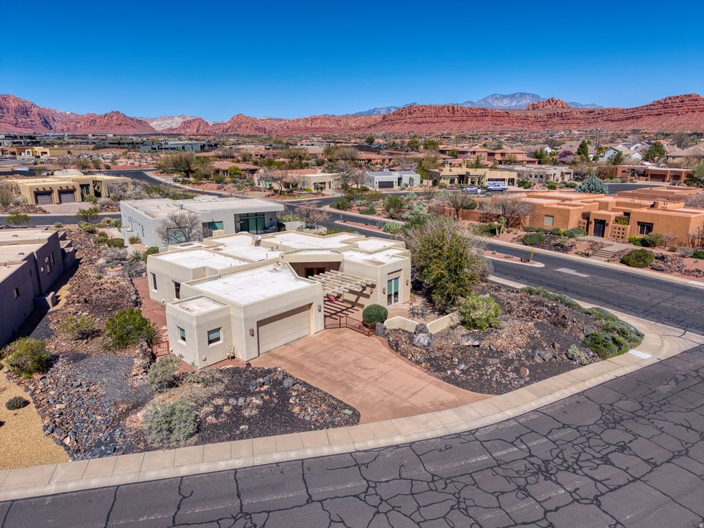 Photo of 19 BOULDER CIR, Santa Clara, UT 84765 (MLS # 2143804)