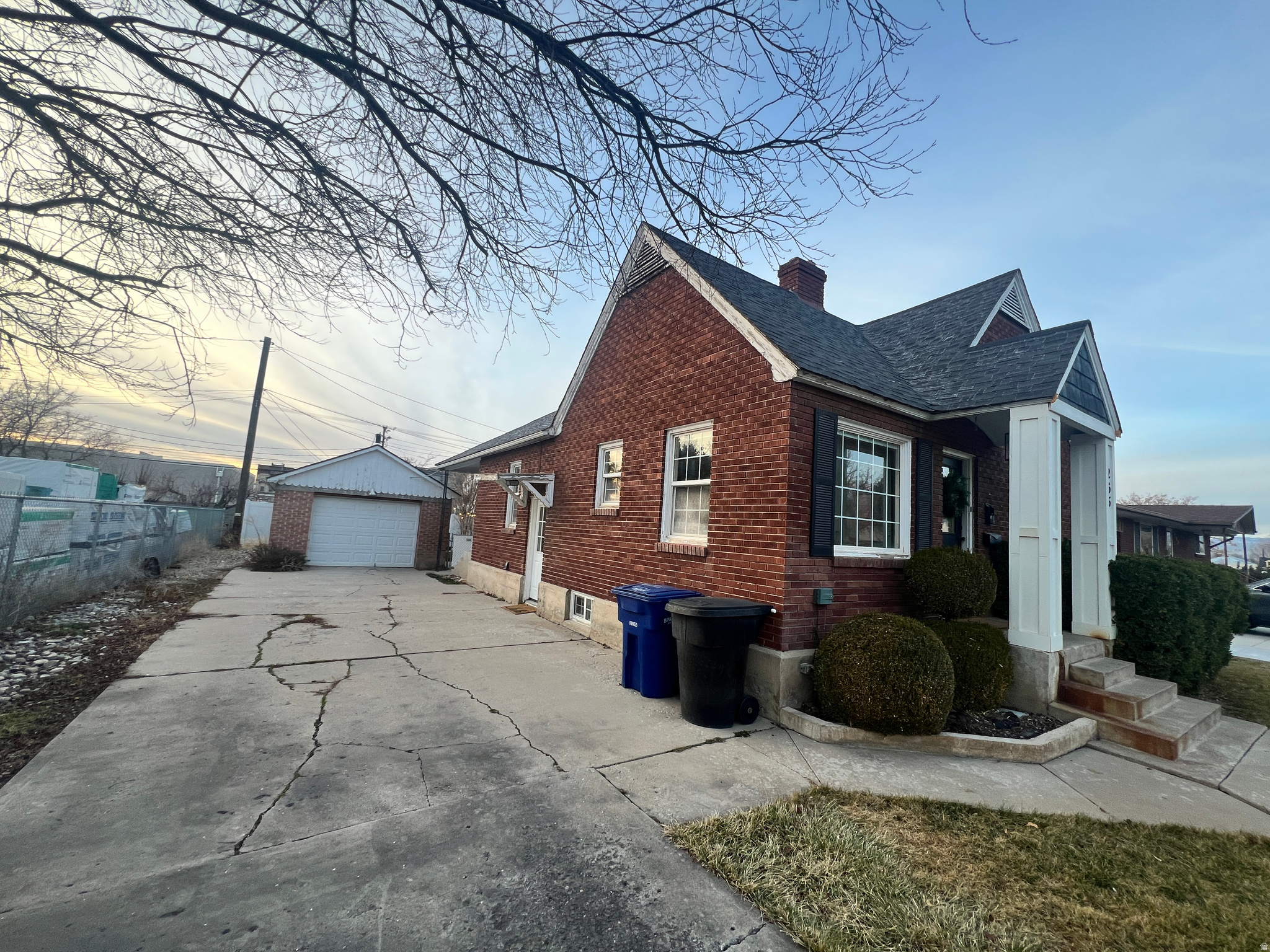 Main image without alt text