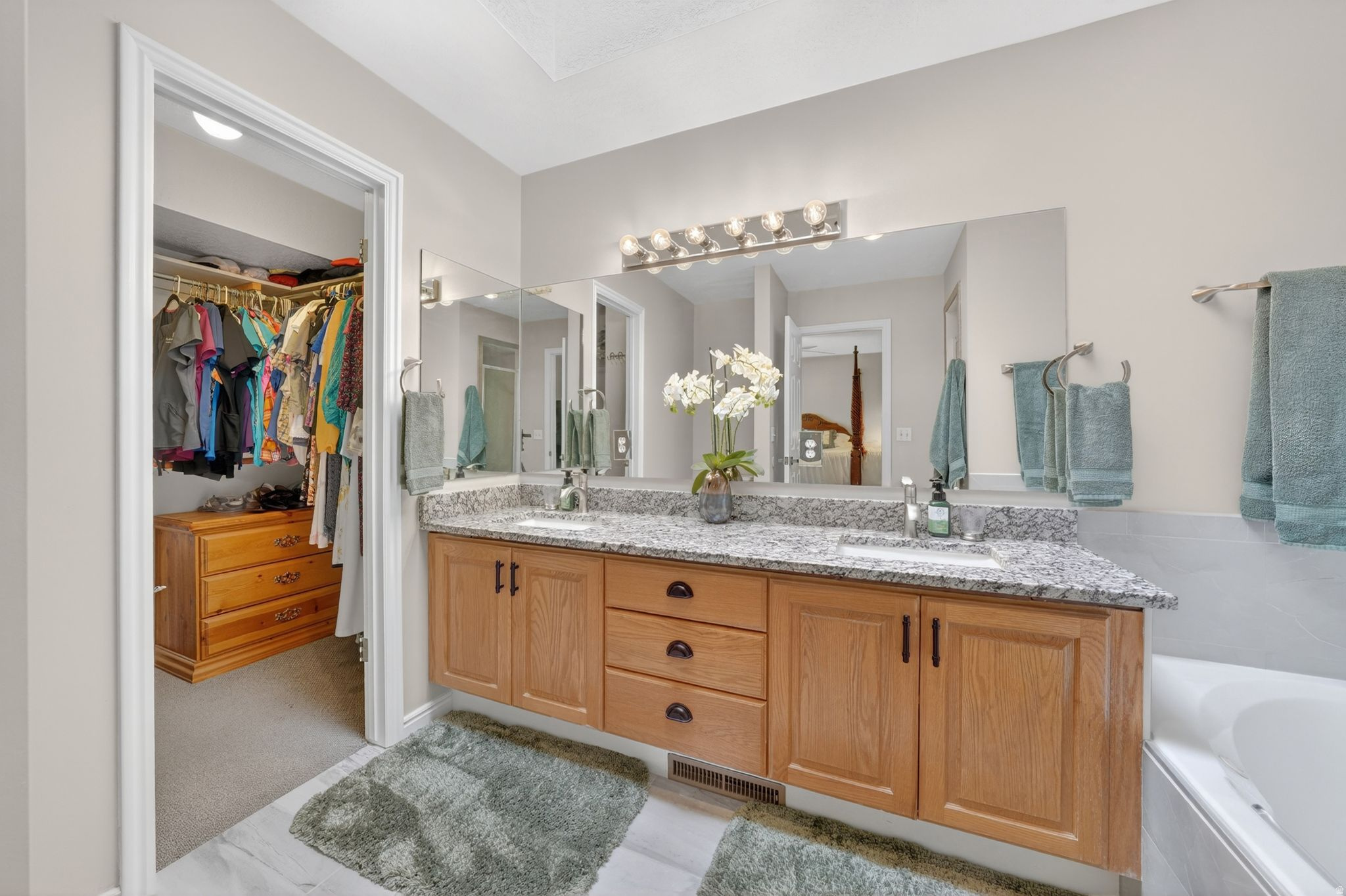 IMPERIAL ESTATES - Residential