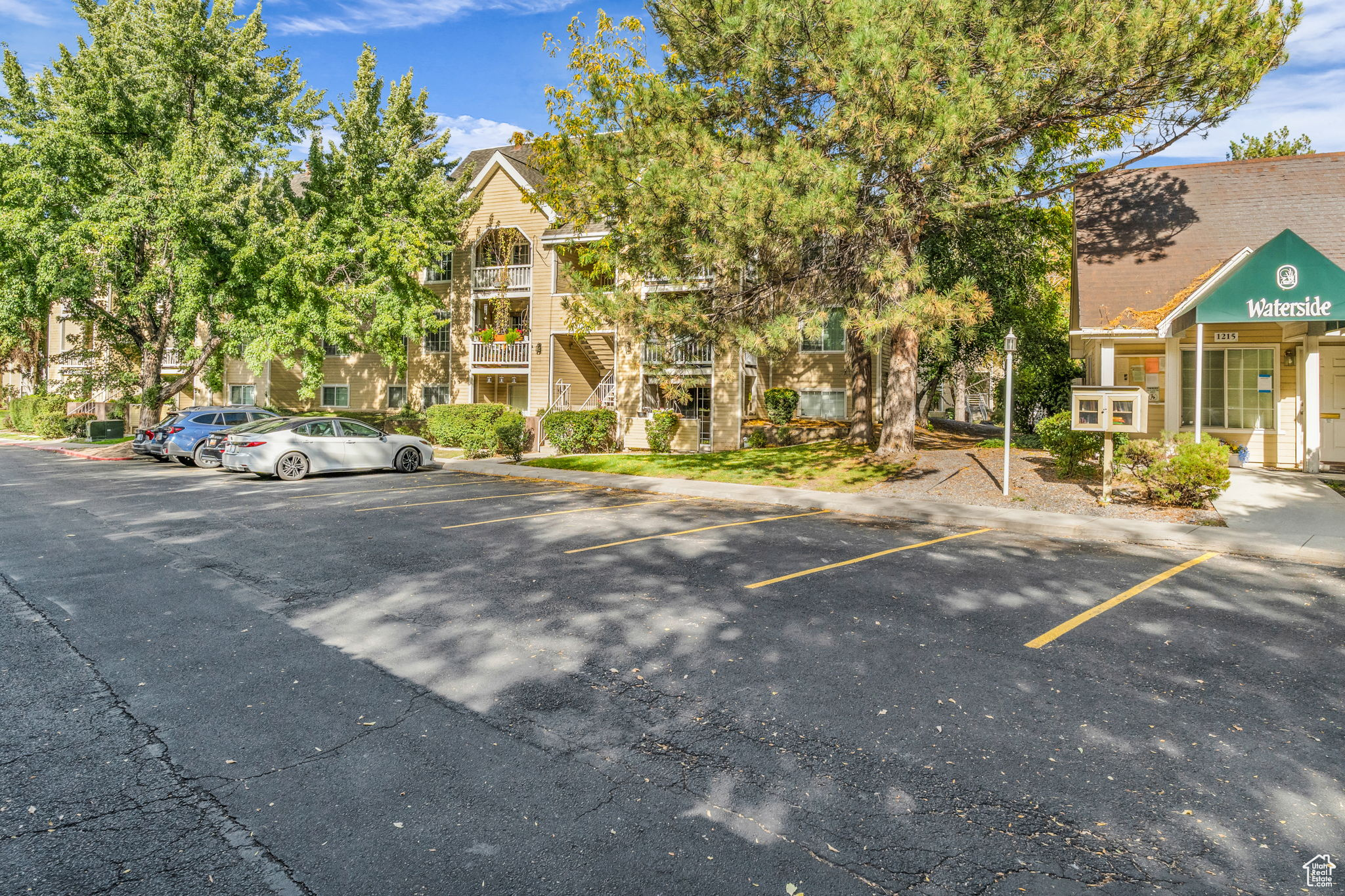 WATERSIDE CONDOMINIU - Residential