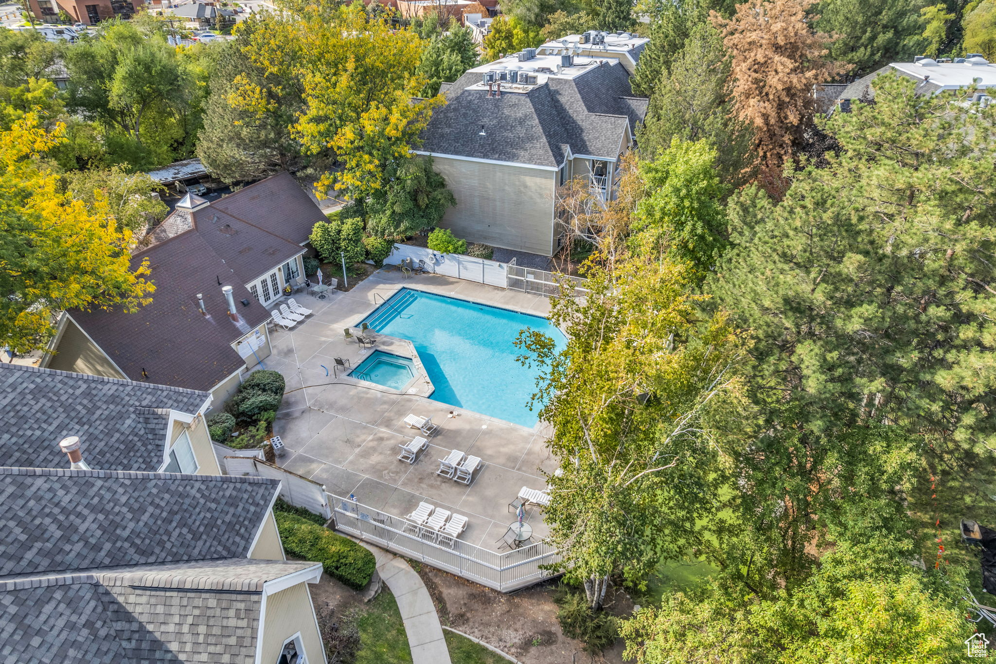 WATERSIDE CONDOMINIU - Residential