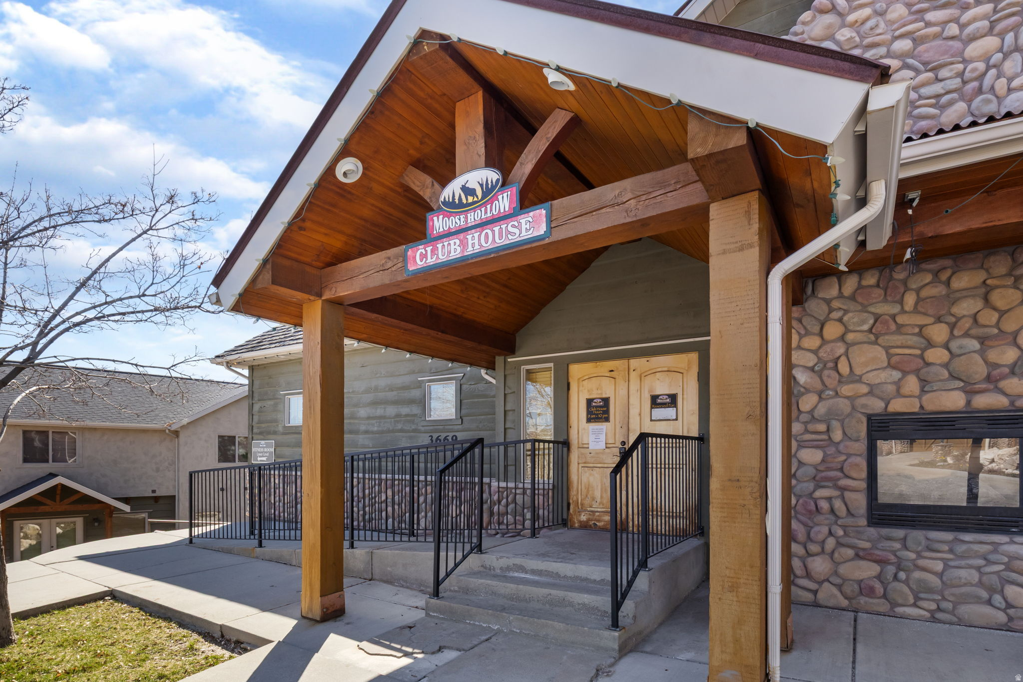 THE MOOSE HOLLOW - Residential