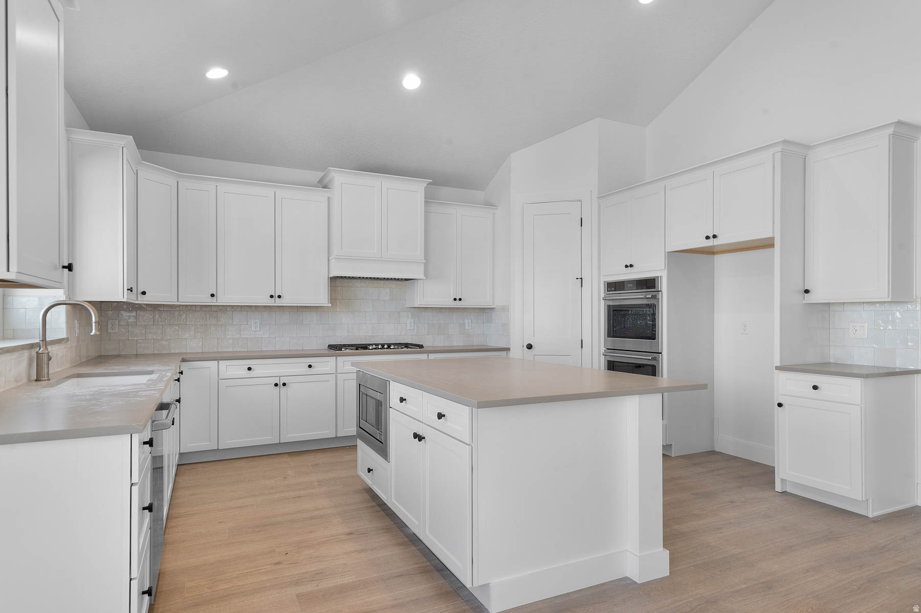 HIDDEN OAKS SIGNATURE 638 - Residential