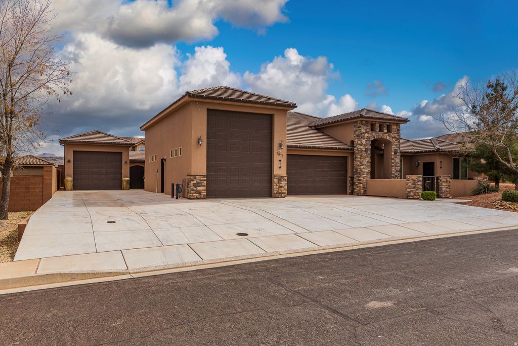 Photo of 2673 S 3970 W, Hurricane, UT 84737 (MLS # 2141777)