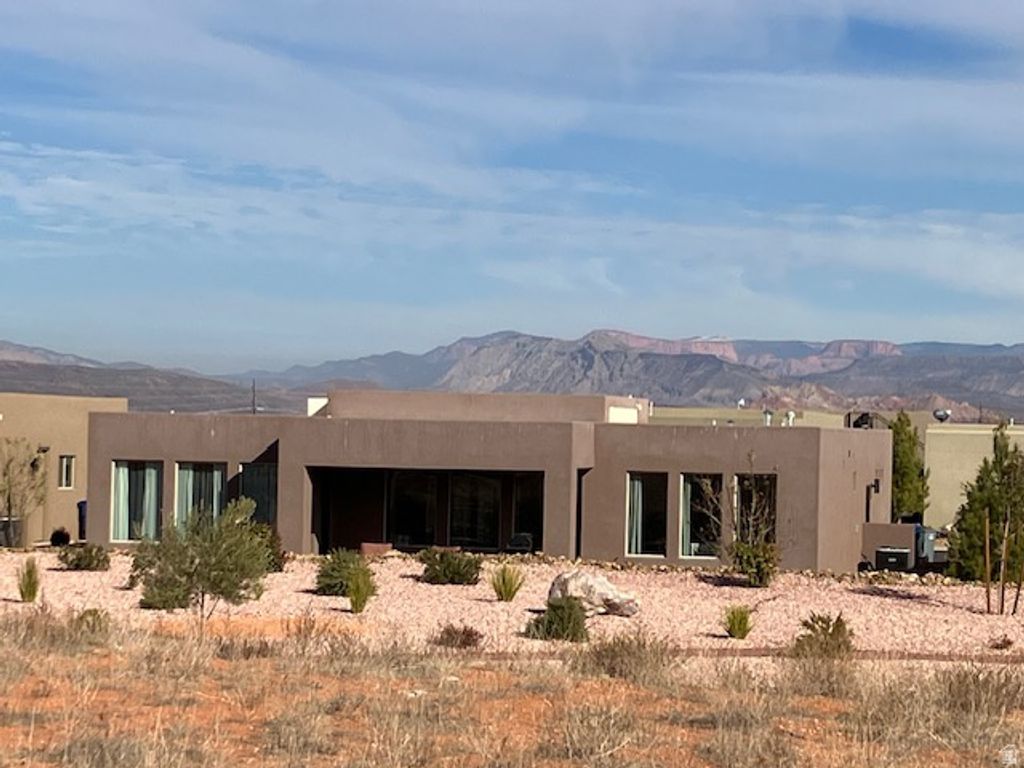 Photo of 3260 S RETREAT DR, Hurricane, UT 84737 (MLS # 2138826)