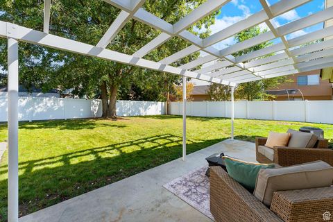 Photo of 28 W STAUFFER LN S, Murray, UT 84107 (MLS # 2116202)