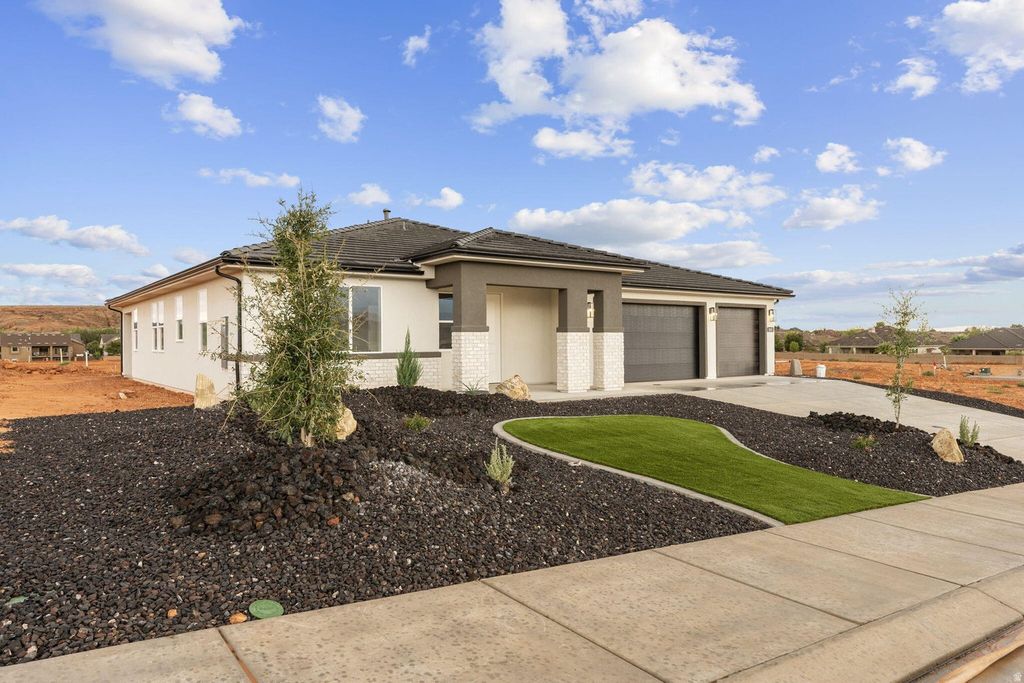 Photo of 3835 W 2570 S, Hurricane, UT 84737 (MLS # 2135750)