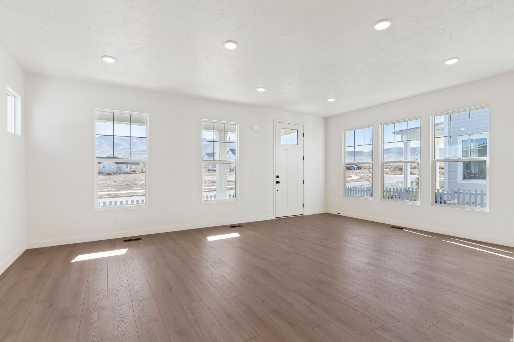 BEACON POINTE - Residential