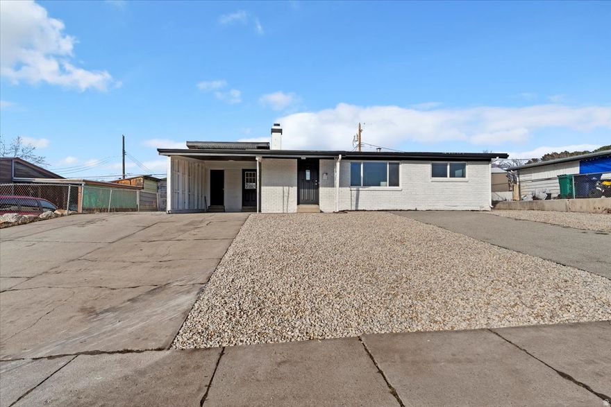 Single level living at it's finest! Beautiful remodel with new kitchen and bath! New cabinets, quartz countertops, and stainless steel appliances! New carpet and paint throughout! Huge backyard in awesome neighborhood! Don't miss this one!