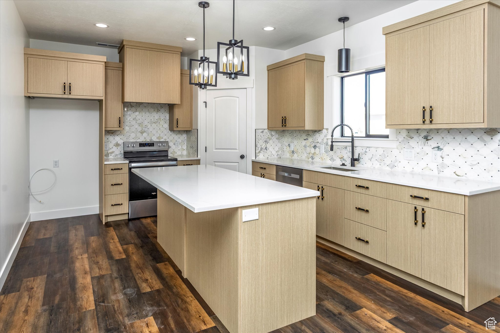 COUNTRY CLUB ESTATES - Residential
