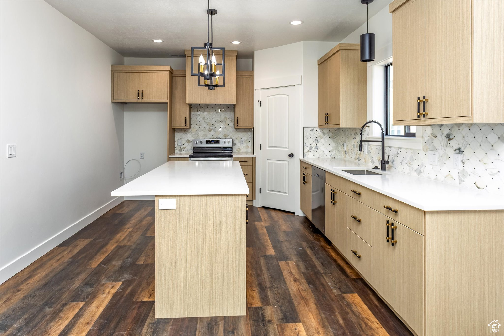 COUNTRY CLUB ESTATES - Residential