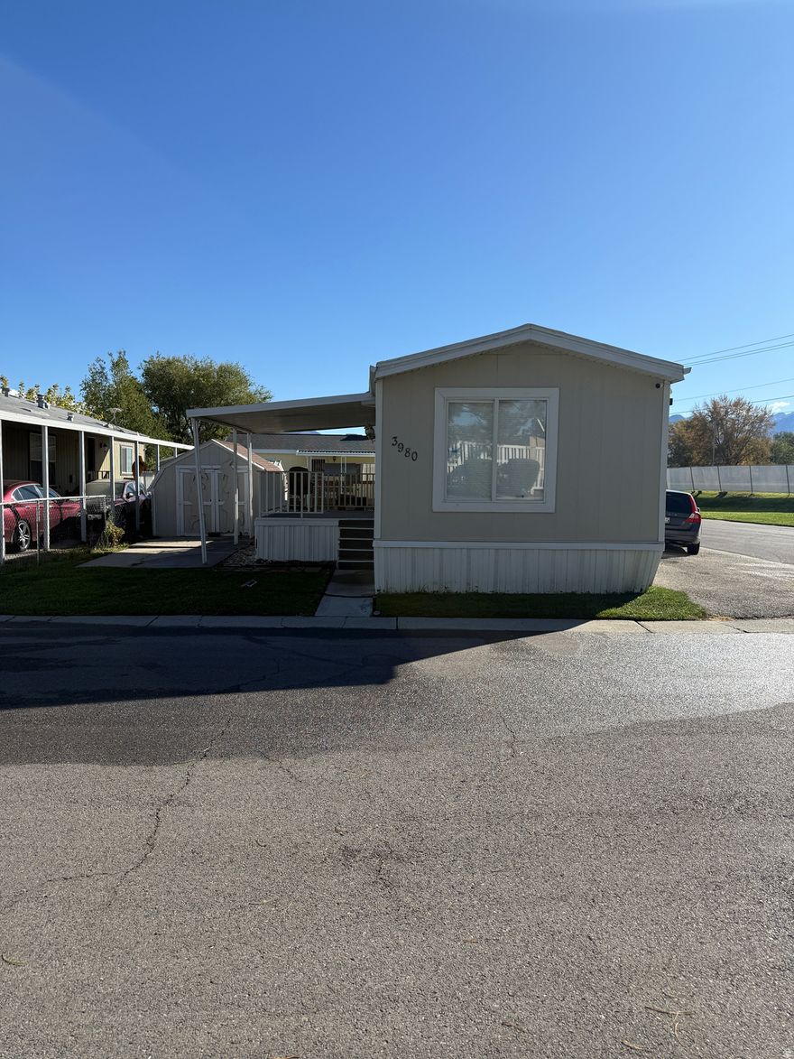 Well maintained mobile home in corner lot, all appliances includes and ready for its new owner. With convenient access to I15 Freeway, Meadowbrook Golf Course and the Jordan River Trail.