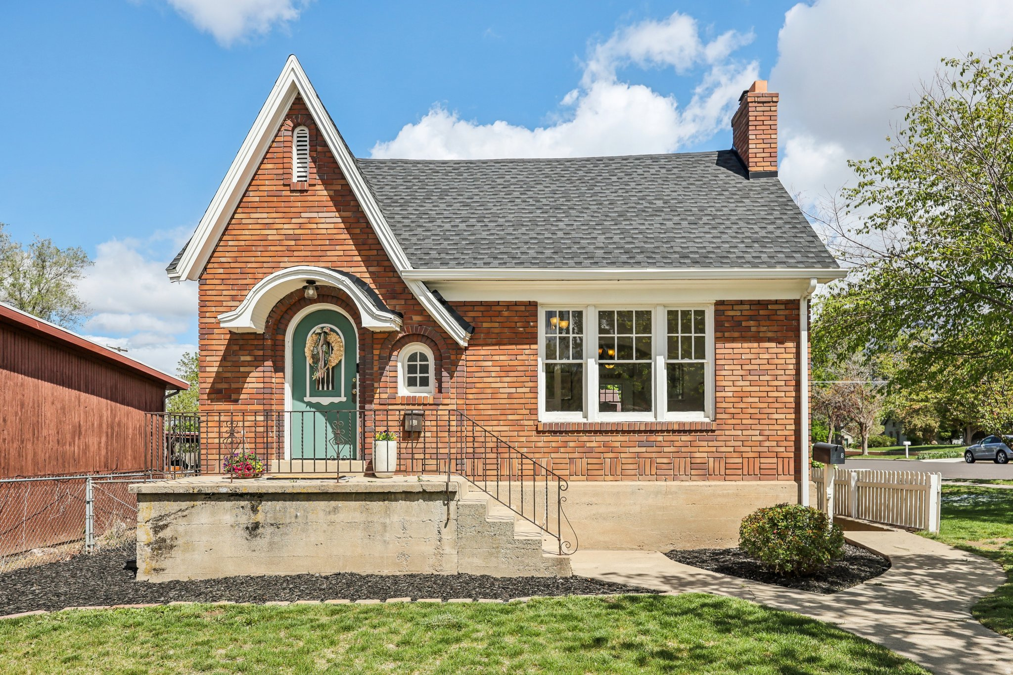 Main image without alt text