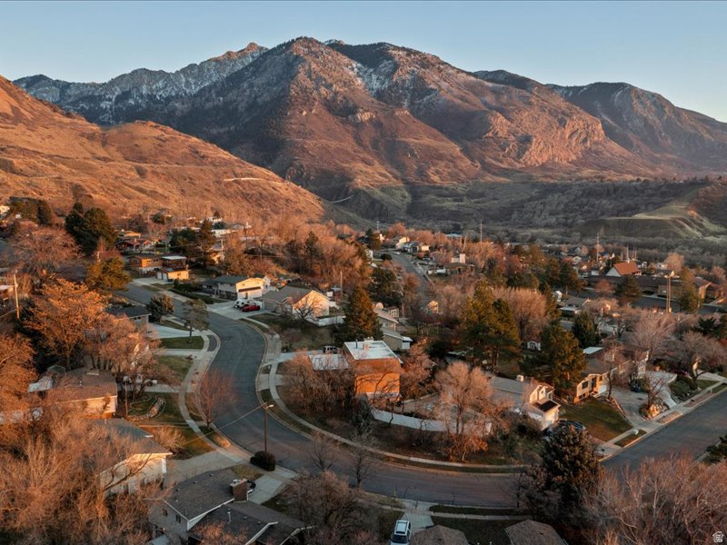 ROLLING HILLS - Residential