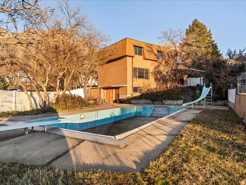 ROLLING HILLS - Residential