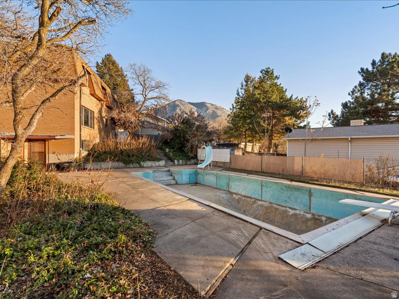 ROLLING HILLS - Residential