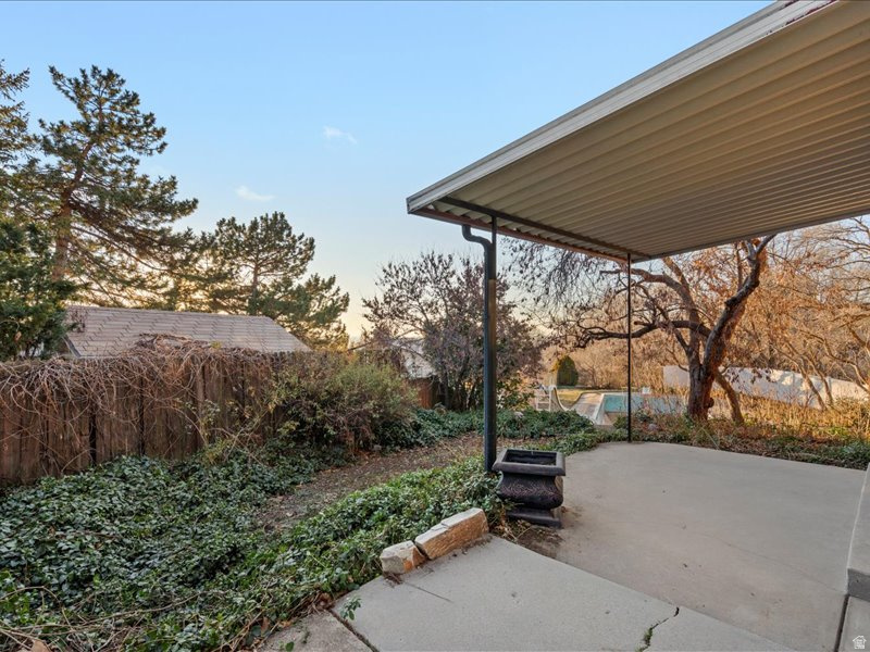 ROLLING HILLS - Residential